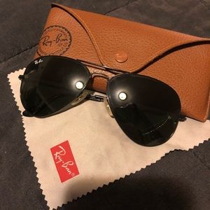 Black Ray-Ban Aviators